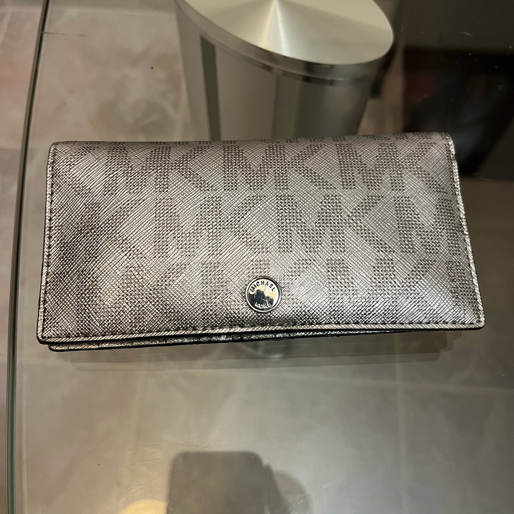 Michael Kors silver monogram wallet - Picture 1 of 5